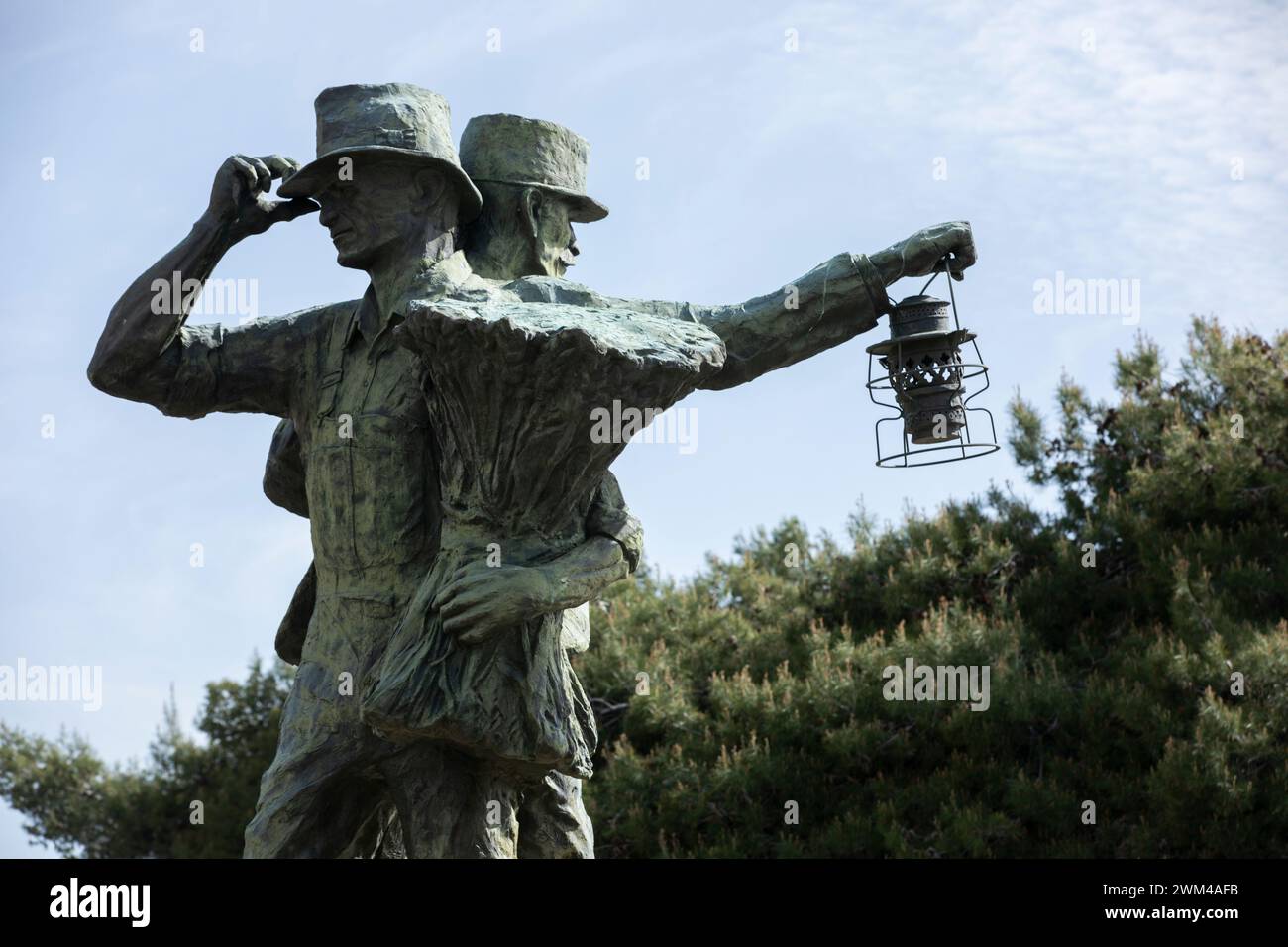 Tracy, Kalifornien, USA - 17. April 2023: Die Nachmittagssonne scheint auf eine Statue im Zentrum von Tracy. Stockfoto