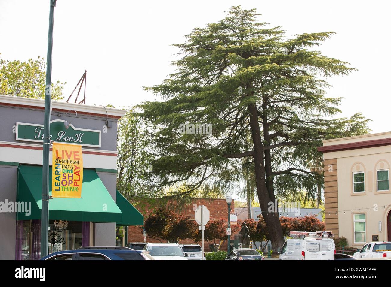 Tracy, Kalifornien, USA - 17. April 2023: Die Nachmittagssonne scheint auf die historischen Gebäude der Innenstadt entlang der Central Avenue. Stockfoto