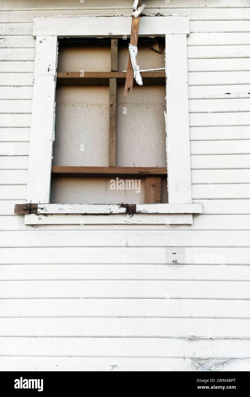 Blick auf altes verwittertes Haus Holz Verkleidungsfenster. Stockfoto