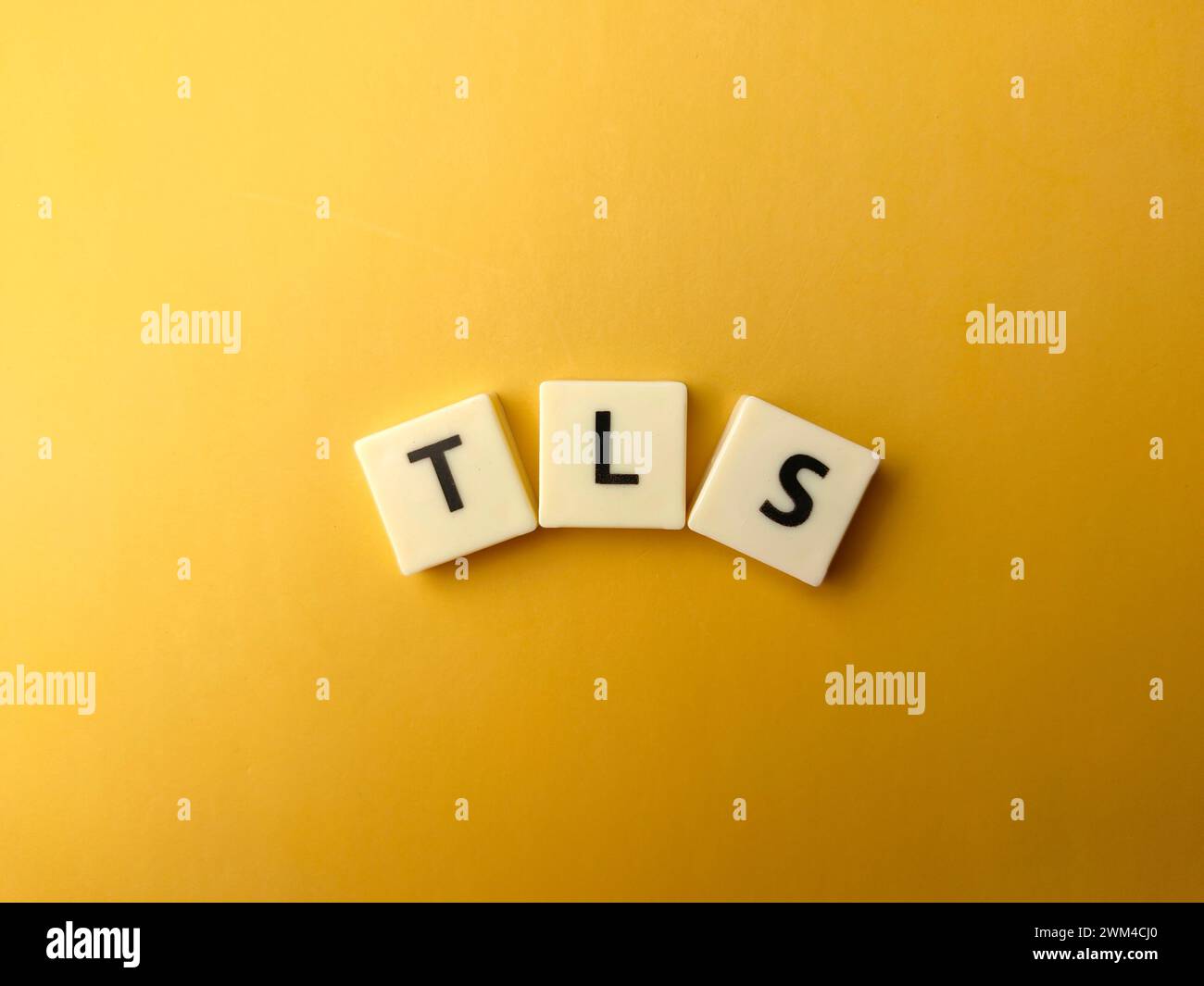Draufsicht Wortspielzeug mit Text TLS Transport Layer Security auf gelbem Hintergrund. Stockfoto