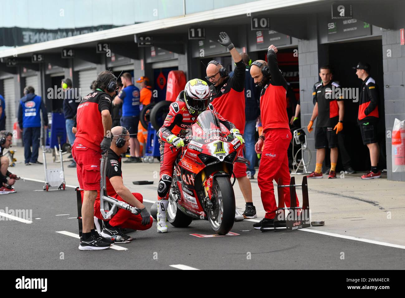 MELBOURNE, AUSTRALIEN. 24. Februar 2024. Alvaro Bautista (1) aus Spanien fährt mit dem Ducati Panigale V4R für Aruba.IT Racing - Ducati verlässt die Grube nach einem Reifenwechsel während eines obligatorischen Boxenstopps, da bei Rennen 1 der Eröffnungsrunde der Superbike-Weltmeisterschaft 2024 auf dem Phillip Island Circuit eine frisch überarbeitete Strecke zurückgelegt wurde. Karl Phillipson/Alamy Live News Stockfoto