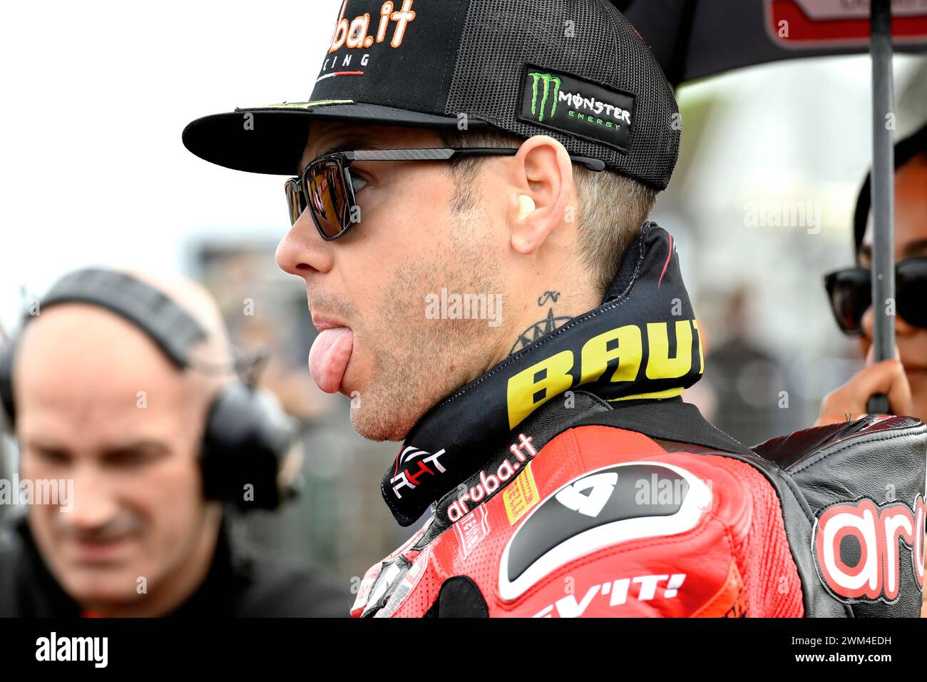 MELBOURNE, AUSTRALIEN. 24. Februar 2024. Alvaro Bautista (1) aus Spanien fuhr mit dem Ducati Panigale V4R für Aruba.IT Racing - Ducati auf der Startaufstellung vor Rennen 1 der Eröffnungsrunde der Superbike-Weltmeisterschaft 2024 auf dem Phillip Island Circuit. Karl Phillipson/Alamy Live News Stockfoto