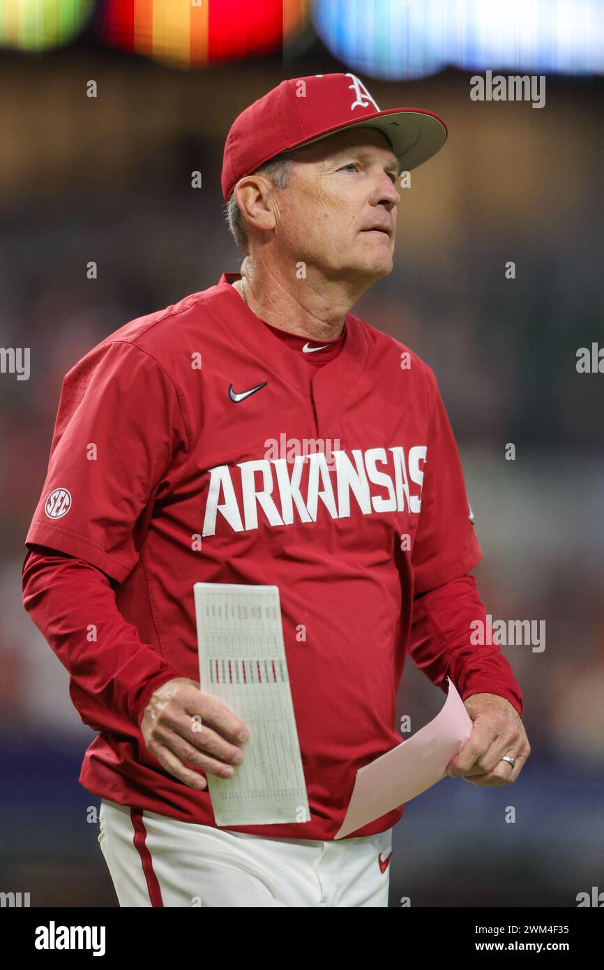 23. Februar 2024: Arkansas Head Coach Dave Van Horn macht sich auf den Weg zurück zum Dugout nach einem Treffen auf der Heimtafel. Arkansas besiegte Oregon State 5-4 in Arlington, Texas. Richey Miller/CSM Stockfoto