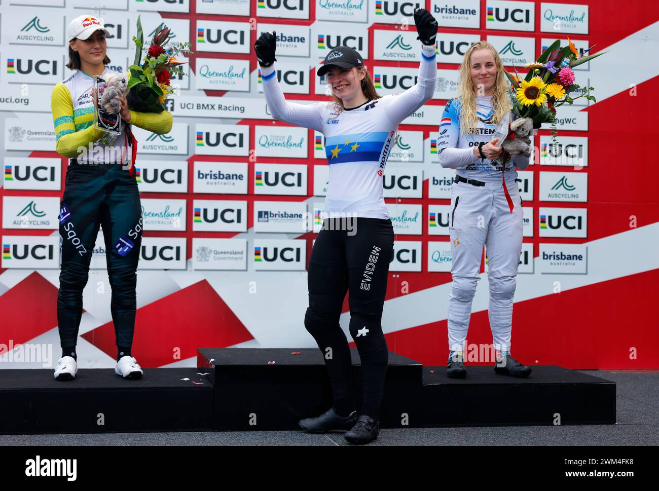 Brisbane, Australien. Februar 2024. Zoe Claessens (66 Schweiz) feiert ihren Sieg zusammen mit Saya Sakakibara und Manon Veenstra auf dem Podium in Runde 3 des UCI BMX Racing World Cup im Sleeman Sports Complex. Quelle: Matthew Starling / Alamy Live News Stockfoto