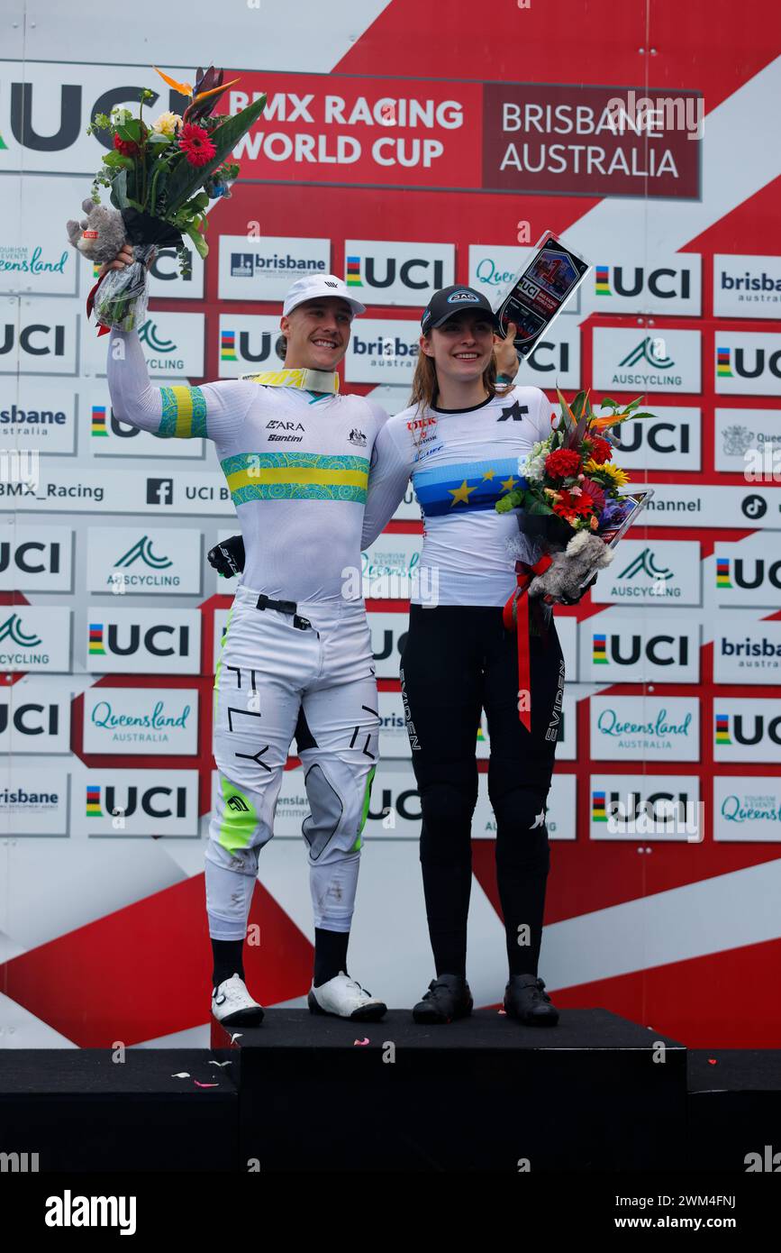 Brisbane, Australien. Februar 2024. Isaac Kennedy (10 Australien) und Zoe Claessens (66 Schweiz) teilen sich das Podium in Runde 3 des UCI BMX Racing World Cup im Sleeman Sports Complex. Quelle: Matthew Starling / Alamy Live News Stockfoto