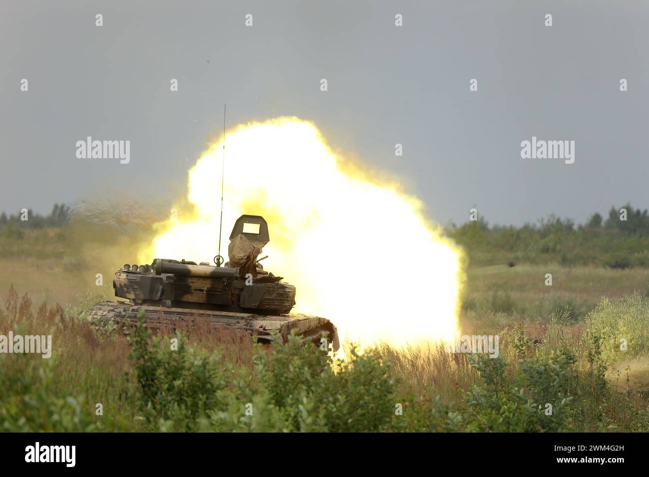 Feuer und Rauch aus einem Panzerschuss während des Trainings auf dem Trainingsgelände Stockfoto