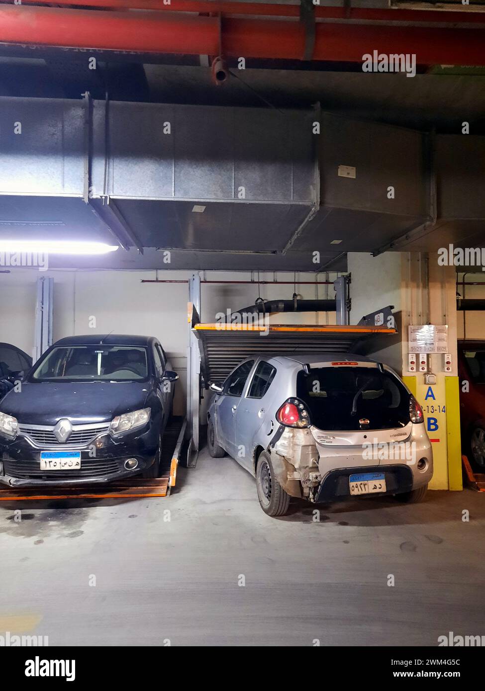 Kairo, Ägypten, 11. Januar 2024: Klaus Multiparksystem in einer Garage, seit über 50 Jahren einer der führenden Hersteller von Parksystemen weltweit Stockfoto