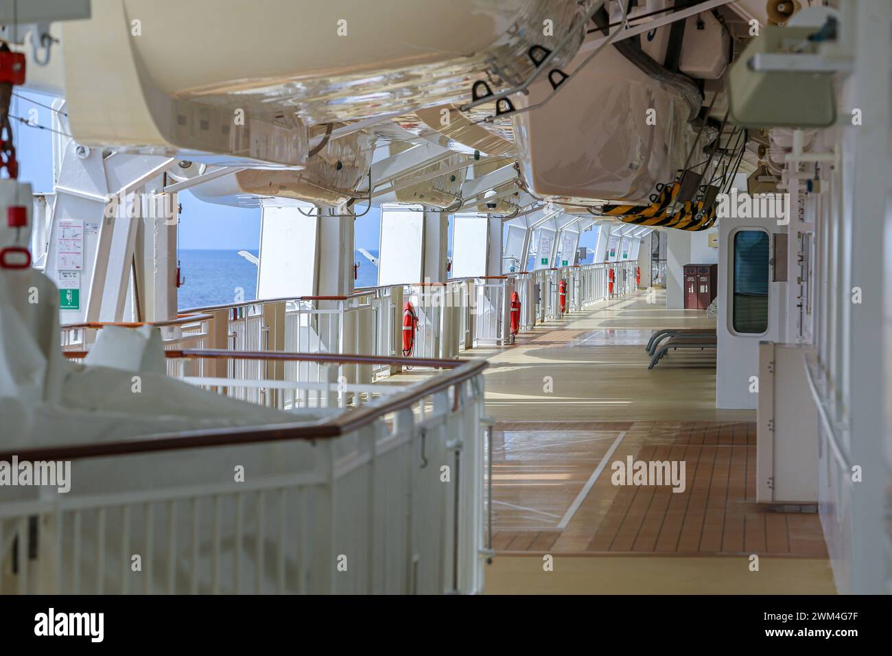 Promenade und Rettungsboote an Bord des norwegischen Jade-Kreuzfahrtschiffs, Norwegian Cruise Line (NCL) Stockfoto