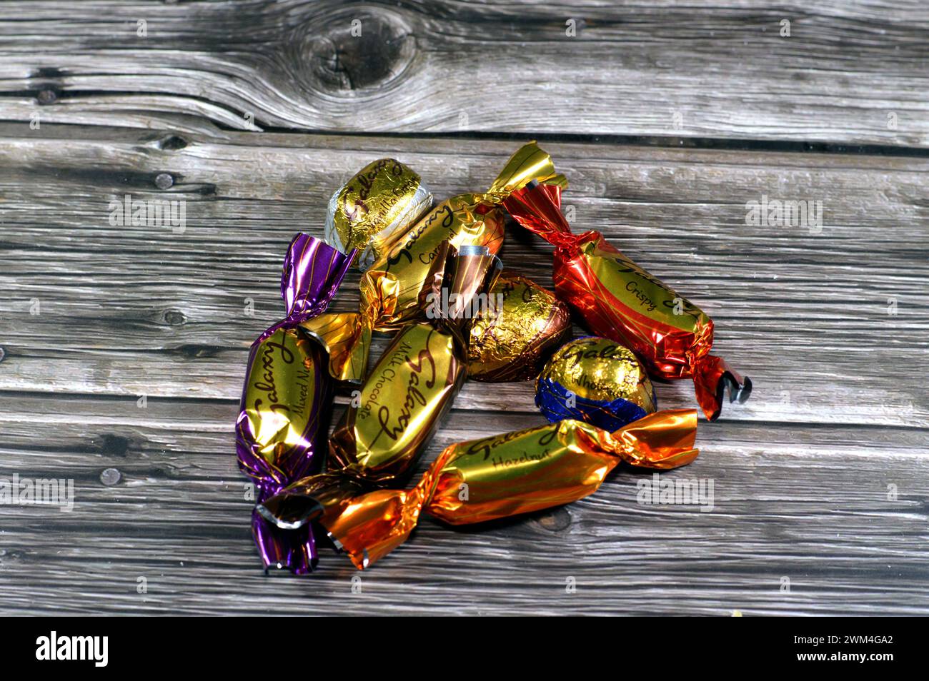 Kairo, Ägypten, 16. Februar 2024: Galaxy Jewels mit verschiedenen Milchschokoladen und dunklen Pralinen, mit Klassikern wie glatter Seide und knusprigem Karamell Stockfoto