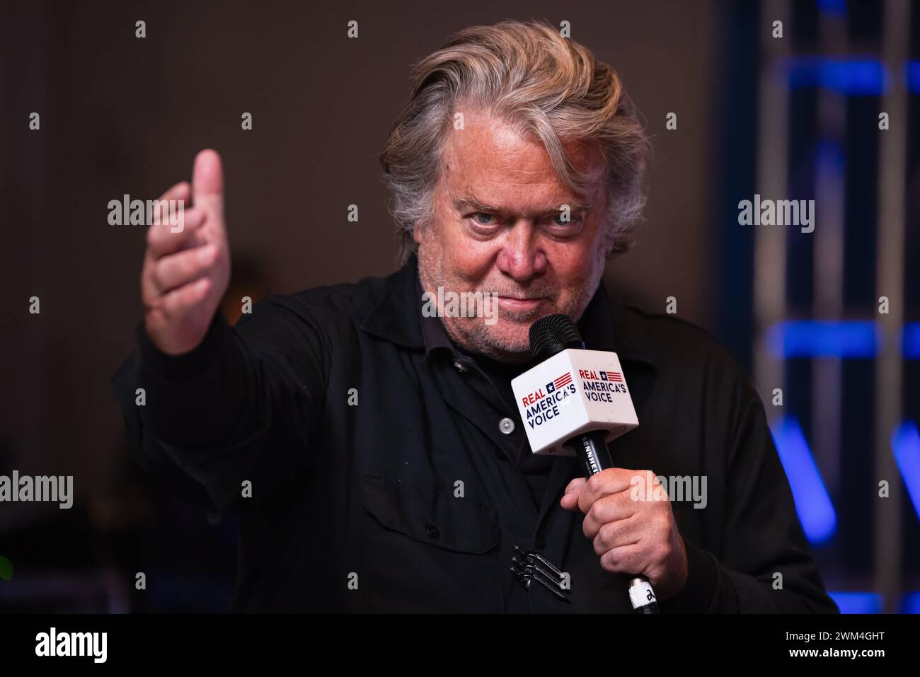 National Harbor, Maryland, Maryland, USA. Februar 2024. Der ehemalige Trumps Chefstratege STEVE BANNON, 70, spricht mit den Teilnehmern des CPAC von seinem Medienstand namens "war Room" auf der CPAC 2024. (Kreditbild: © Laura Brett/ZUMA Press Wire) NUR REDAKTIONELLE VERWENDUNG! Nicht für kommerzielle ZWECKE! Stockfoto