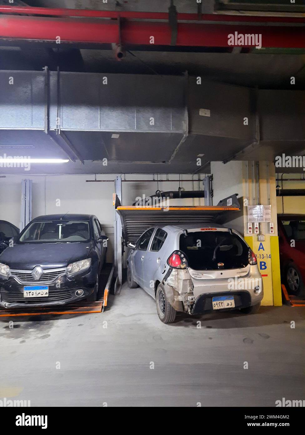 Kairo, Ägypten, 11. Januar 2024: Klaus Multiparksystem in einer Garage, seit über 50 Jahren einer der führenden Hersteller von Parksystemen weltweit Stockfoto