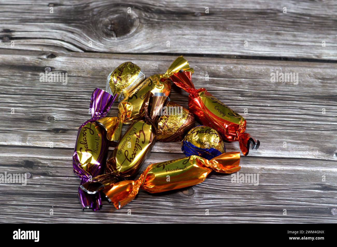 Kairo, Ägypten, 16. Februar 2024: Galaxy Jewels mit verschiedenen Milchschokoladen und dunklen Pralinen, mit Klassikern wie glatter Seide und knusprigem Karamell Stockfoto