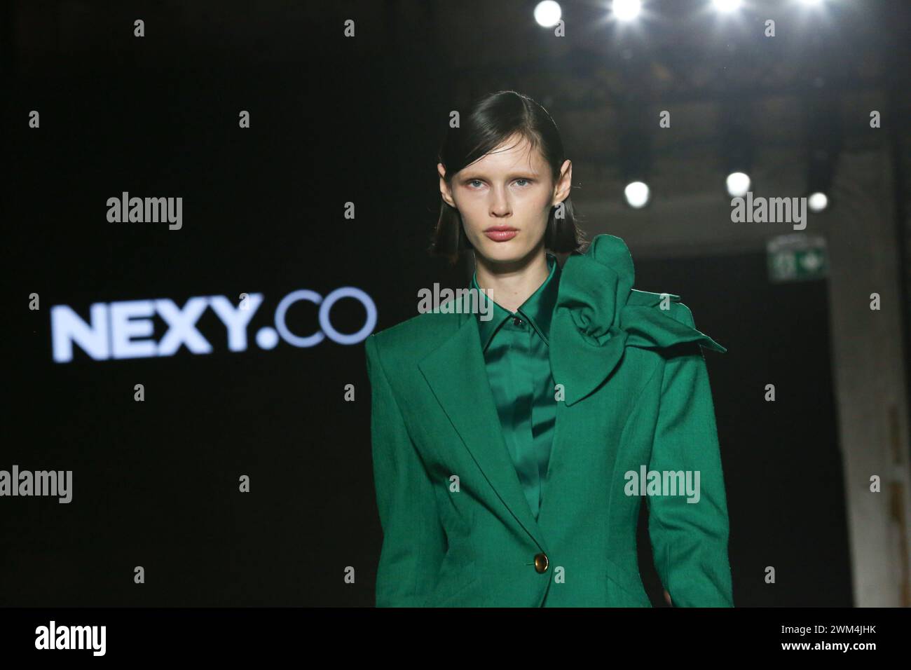 Mailand, Italien. Februar 2024. Ein Model präsentiert eine Kreation von nexy.Co-Kollektionen während des Shenzhen Futian Fashion Events im Palazzo reale in Mailand, Italien, 23. Februar 2024. Drei chinesische Marken Kavon, nexy.Co und Chlosio veranstalteten am Freitag während der Mailänder Fashion Week im Herbst/Winter 2024/2025 eine gemeinsame Modeveranstaltung. Quelle: Li Jing/Xinhua/Alamy Live News Stockfoto