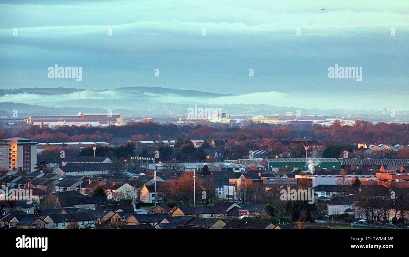 Glasgow, Schottland, Großbritannien. Februar 2024. Wetter in Großbritannien: Sonniger Start als Nebel über dem Flughafen Glasgow südlich der Stadt. Credit Gerard Ferry/Alamy Live News Stockfoto
