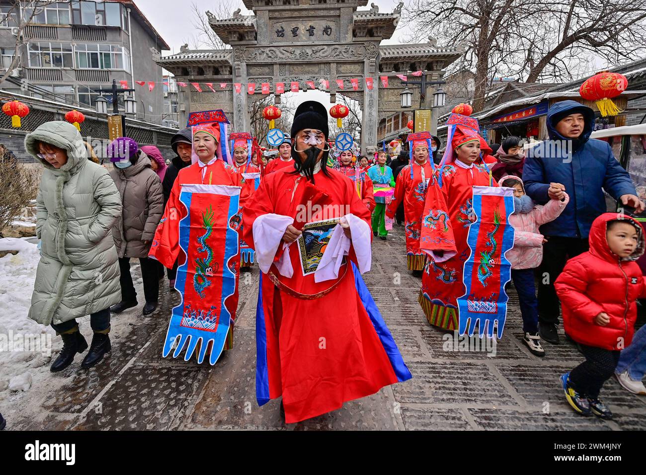 Qingzhou, China. Februar 2024. Volkskünstler führen am 24. Februar 2024 in Qingzhou, Provinz Shandong, China, traditionelle Volksbräuche auf. (Foto: Costfoto/NurPhoto) Credit: NurPhoto SRL/Alamy Live News Stockfoto