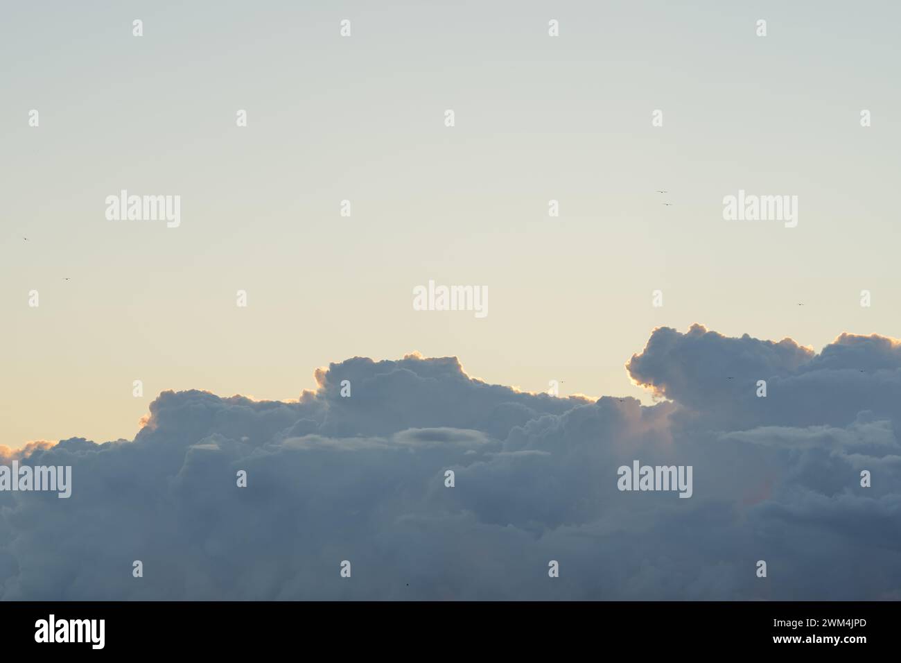 Morgenlicht traf Wolken Naturhintergrund, Rela Foto Stockfoto