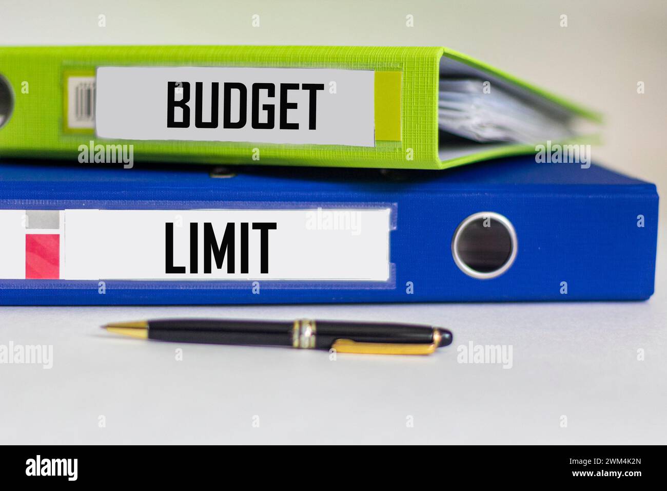 Auf weißem Hintergrund, Business-Zubehör - ein Notizblock mit der Aufschrift BUDGET LIMIT. Nahaufnahme des Bürotischs. Stockfoto