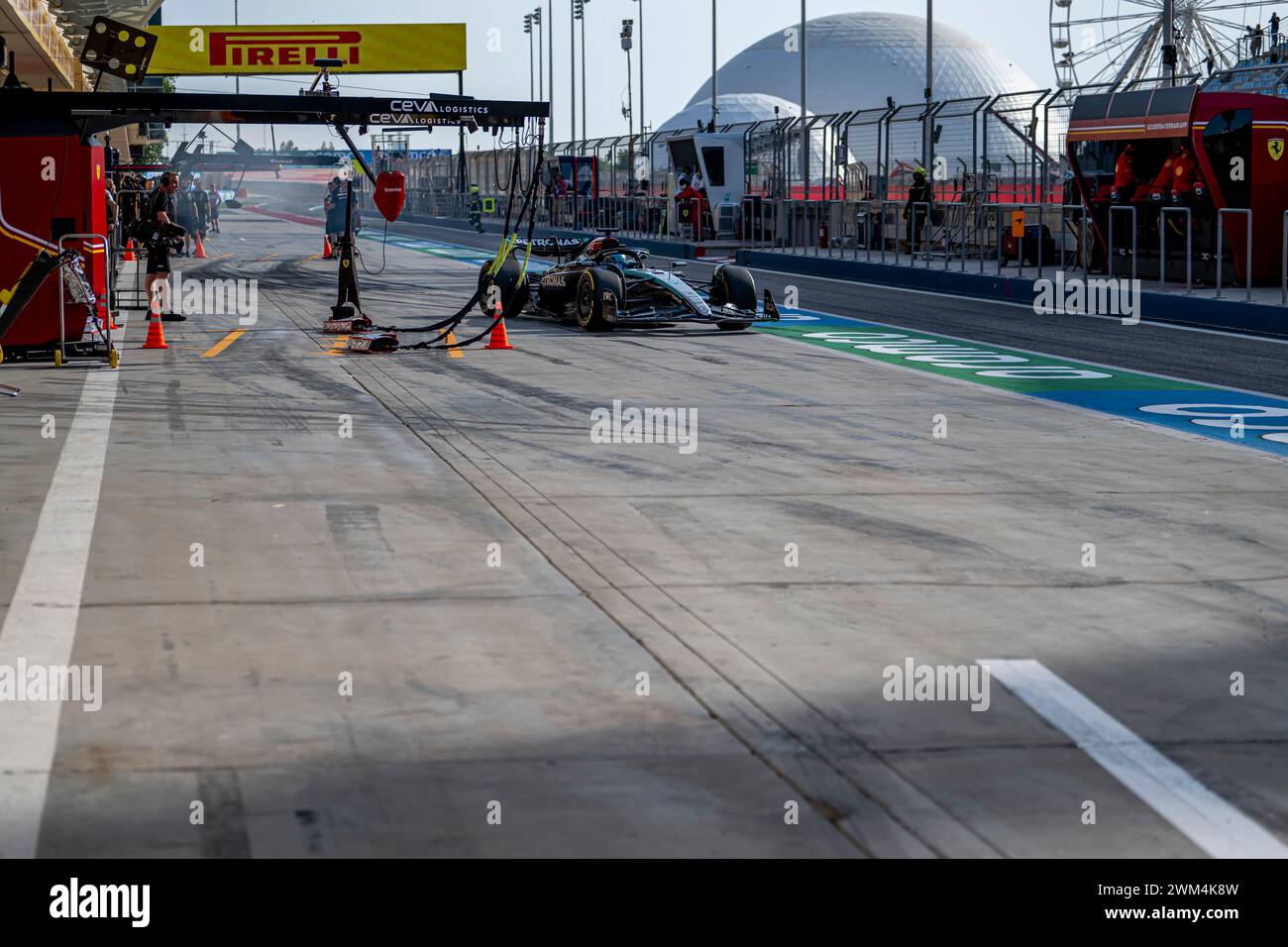 Sakhir, Bahrain, 23. Februar, George Russell, aus Großbritannien, tritt für Mercedes F1 an. Wintertests, die Wintertests der Formel-1-Meisterschaft 2024. Quelle: Michael Potts/Alamy Live News Stockfoto