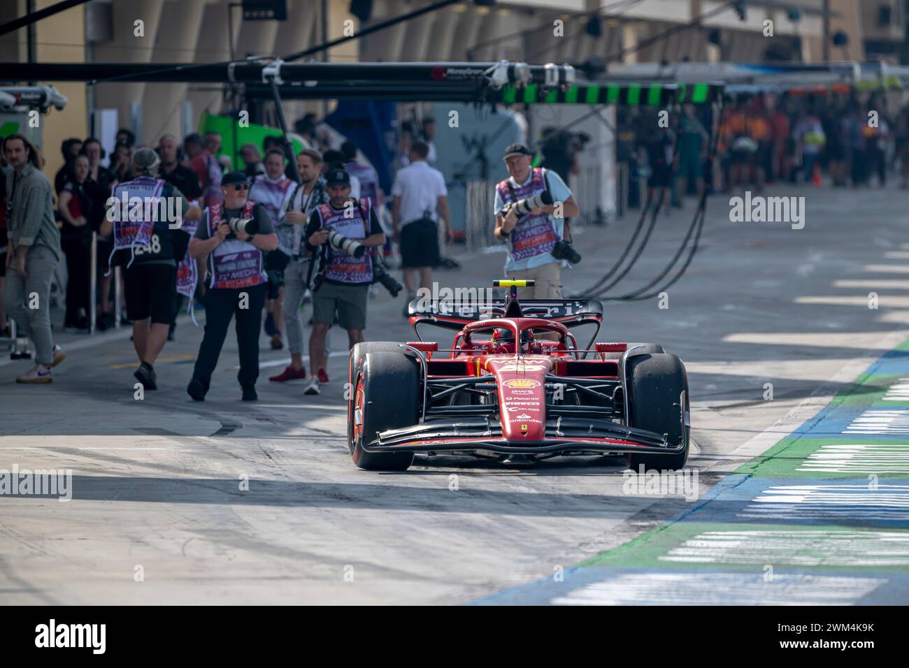 Sakhir, Bahrain, 23. Februar, Carlos Sainz, aus Spanien, tritt für Ferrari an. Wintertests, die Wintertests der Formel-1-Meisterschaft 2024. Quelle: Michael Potts/Alamy Live News Stockfoto