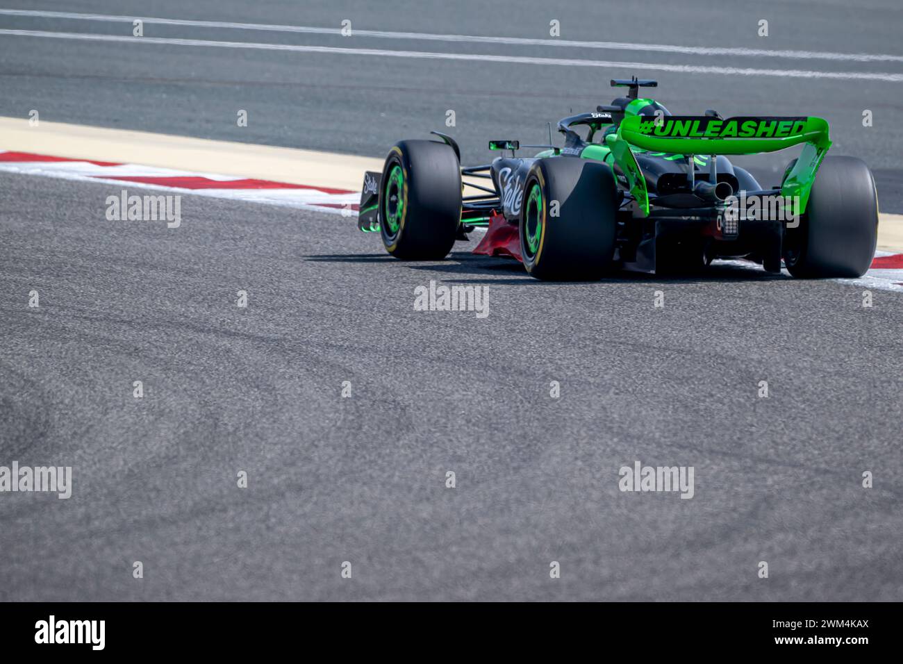 Sakhir, Bahrain, 23. Februar, Valtteri Bottas, aus Finnland, tritt um das Stake F1 Team an. Wintertests, die Wintertests der Formel-1-Meisterschaft 2024. Quelle: Michael Potts/Alamy Live News Stockfoto