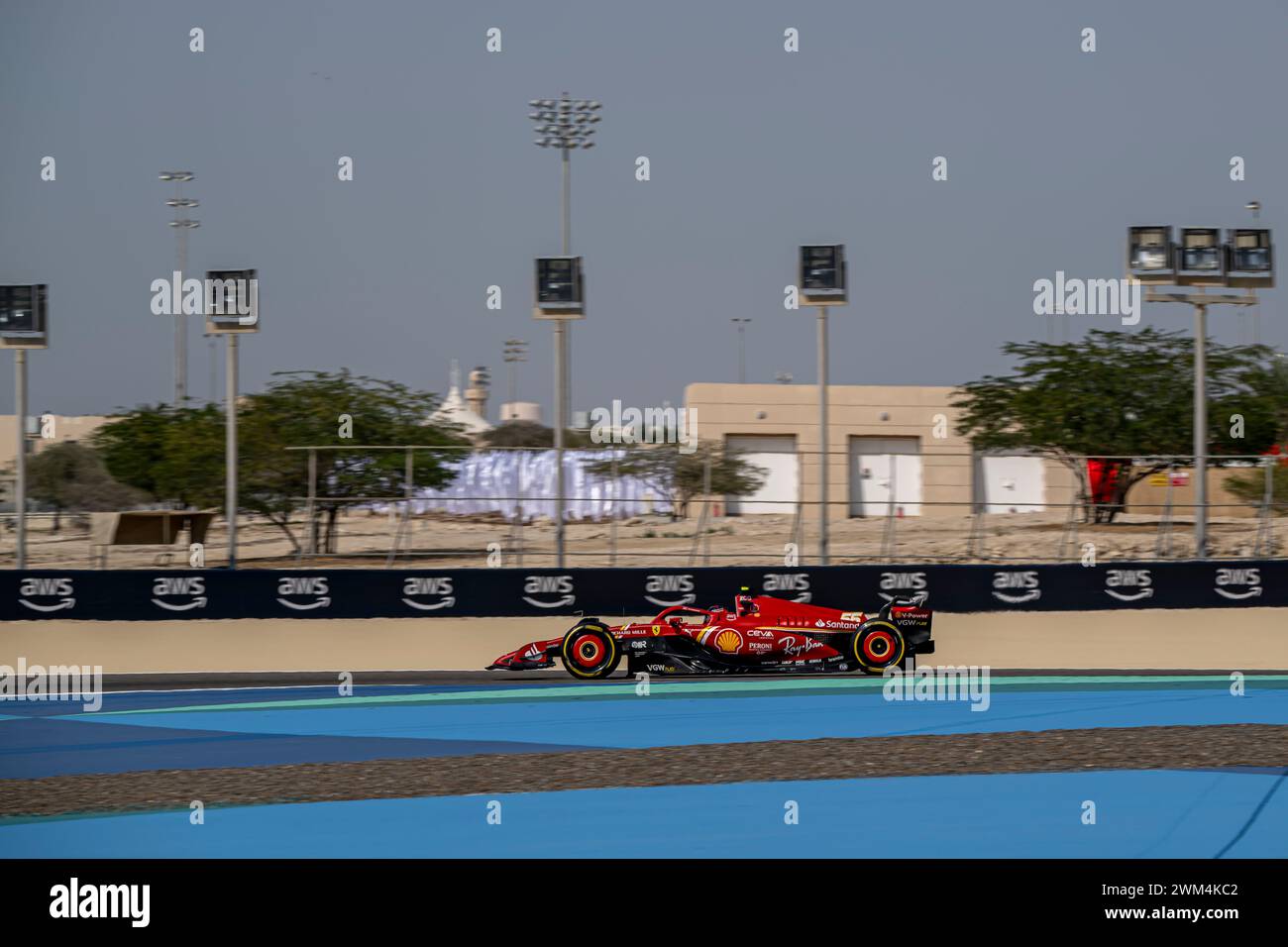 Sakhir, Bahrain, 23. Februar, Carlos Sainz, aus Spanien, tritt für Ferrari an. Wintertests, die Wintertests der Formel-1-Meisterschaft 2024. Quelle: Michael Potts/Alamy Live News Stockfoto