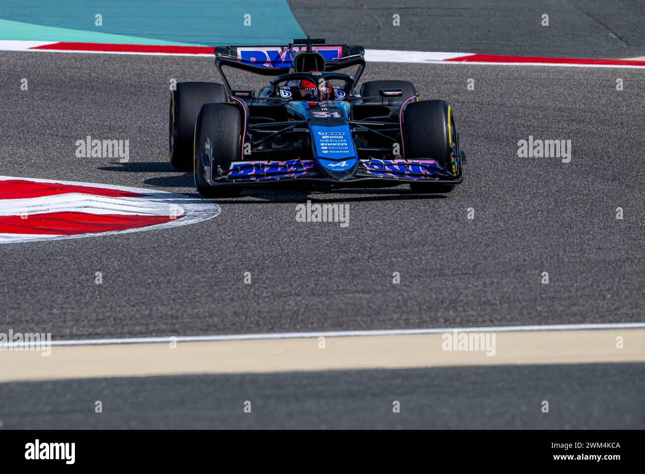 Sakhir, Bahrain, 23. Februar, Esteban Ocon, aus Frankreich, tritt für Alpine an. Wintertests, die Wintertests der Formel-1-Meisterschaft 2024. Quelle: Michael Potts/Alamy Live News Stockfoto