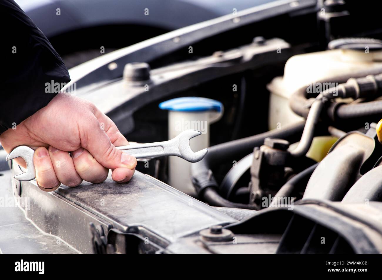 Autopflege, Wartung und Reparatur, Automechaniker, Hand und Schlüssel für Autoreparatur, Motorproblem und -Diagnose, Autoreparatur Stockfoto