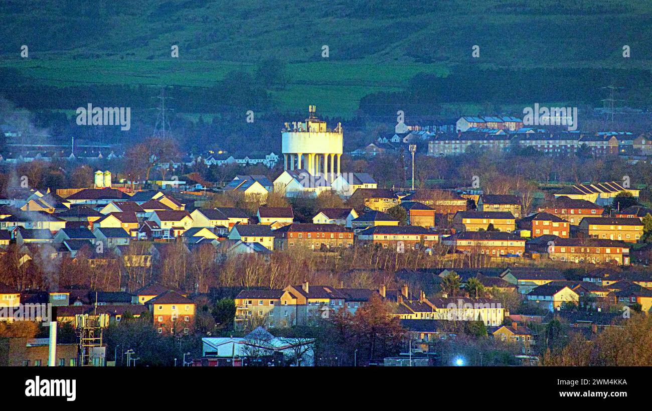 Glasgow, Schottland, Großbritannien. Februar 2024. Wetter in Großbritannien: Sonniger Start in der Sonne über der Stadt und dem nordwestlichen council Scheme neue stadthäuser und den berühmten Wasserturm der Trommelkapelle Wohnsiedlung. Credit Gerard Ferry/Alamy Live News Stockfoto