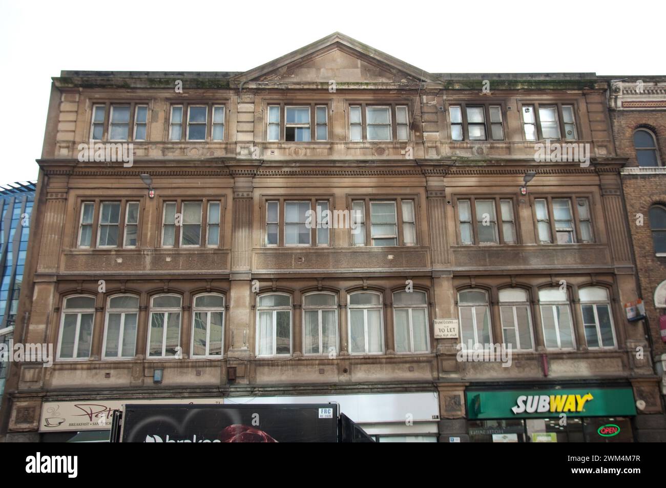 Altmodischer Mietblock; Aldgate High Street; Aldgate, Spitalfields, London, UK Stockfoto