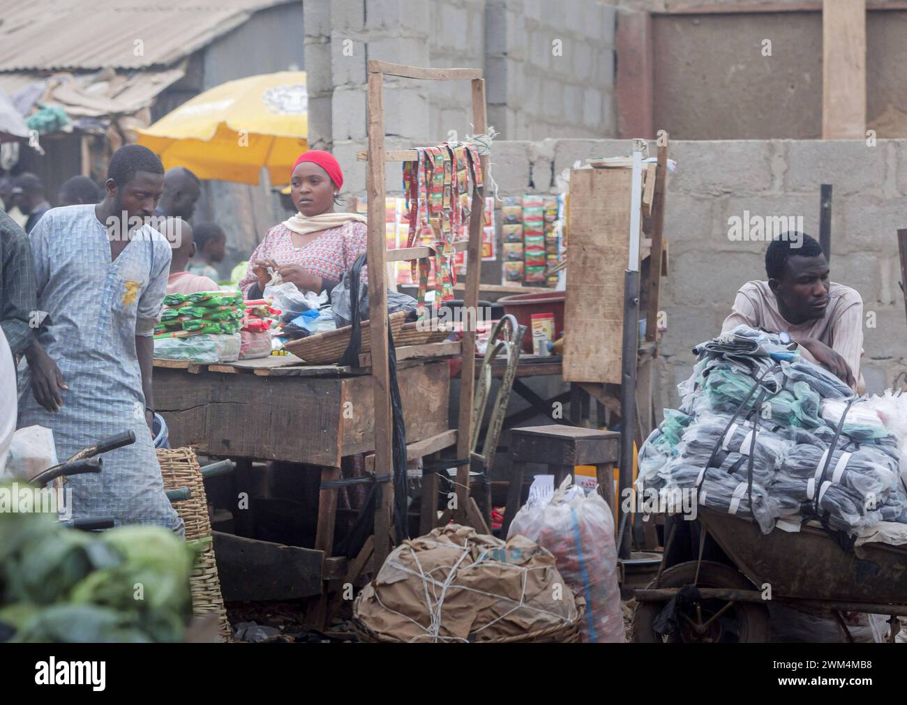 Frau an einem Marktstand in Jos, 06.02.2024. Jos Nigeria *** Frau an einem Marktstand in Jos, 06 02 2024 Jos Nigeria Copyright: XUtexGrabowsky/Photothe Stockfoto