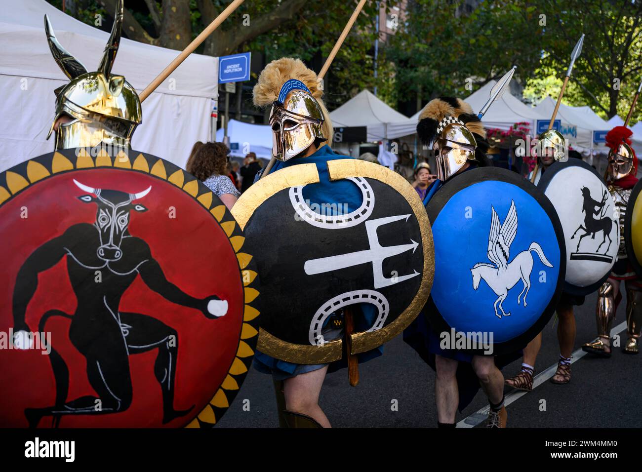 Melbourne, Australien. Februar 2024. Fünf Mitglieder der Gruppe „Ancient Greek Living History Reenactment“, verkleidet als antike griechische Soldaten, die auf der Straße marschieren. Das Antipodes Festival in Melbourne ist das größte fest der griechischen Kultur in Australien. Das zweitägige Festival bietet kulturelle Darbietungen, traditionelle griechische Tänze, Live-Musik und authentische griechische Küche von lokalen Anbietern. Quelle: SOPA Images Limited/Alamy Live News Stockfoto