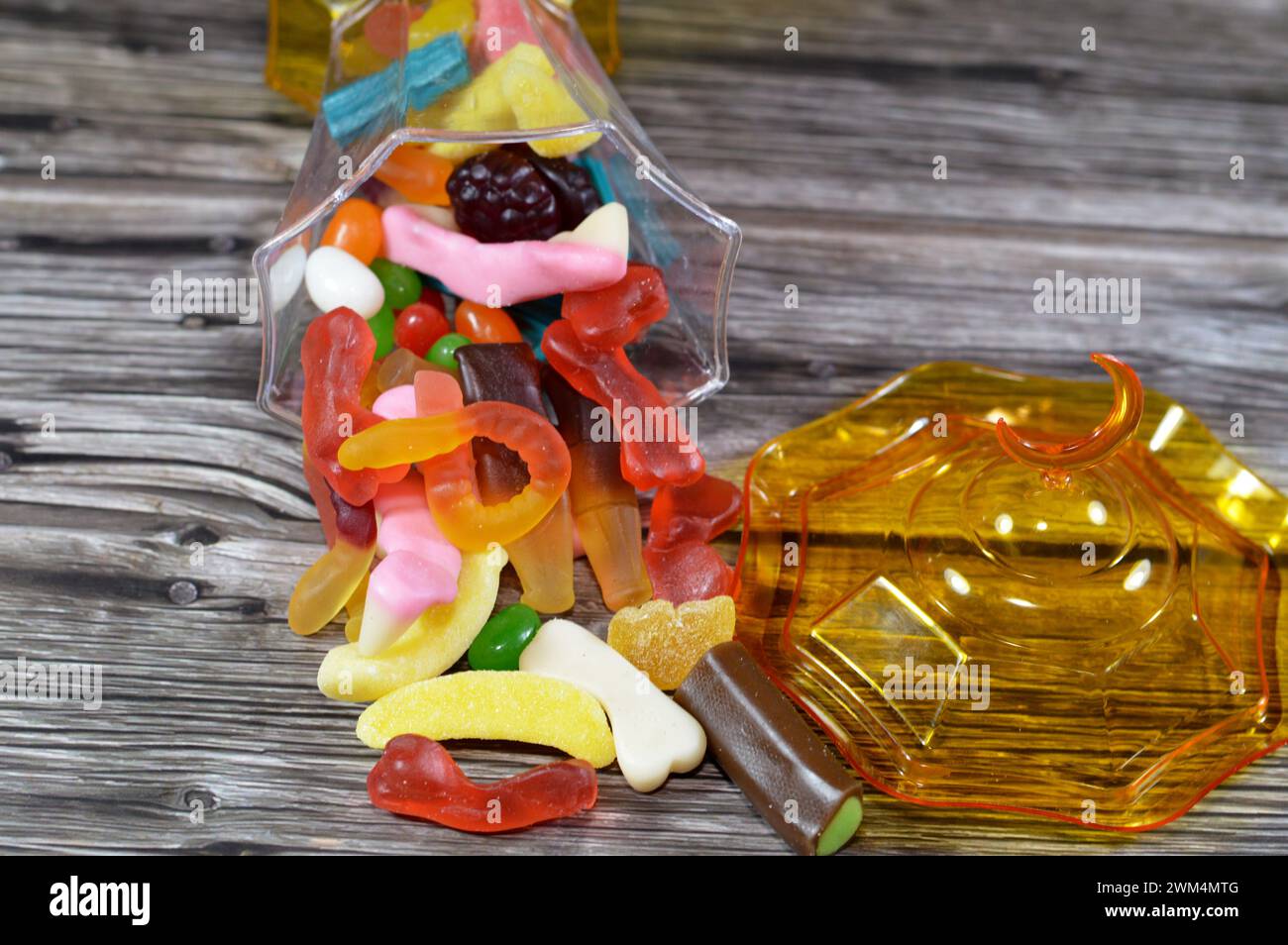 Ramadan Laterne fanous Lampe mit verschiedenen Gummibonbons, Gummies, Gummibonbons, Gummibonbons, Gummibonbons oder Gelee-Bonbons, Kaubonbons auf Gelatinebasis. Gummigummi s Stockfoto