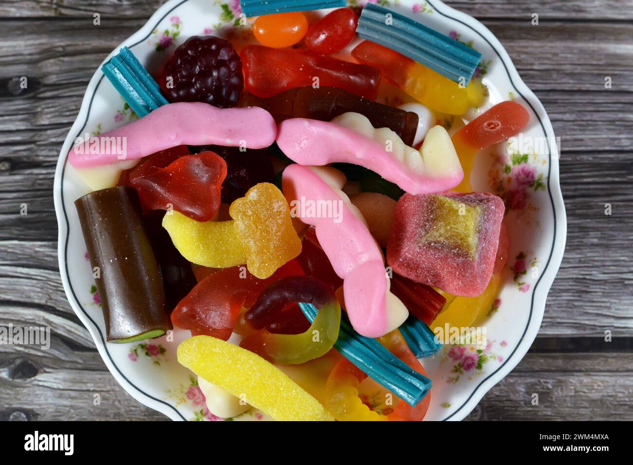 Gummibonbons, Gummies, Gummibonbons, Gummibonbons, Gummibonbons oder Gelee-Bonbons, Kaubonbons auf Gelatinebasis. Gummisauergelee Süßigkeiten in verschiedenen Formen Stockfoto