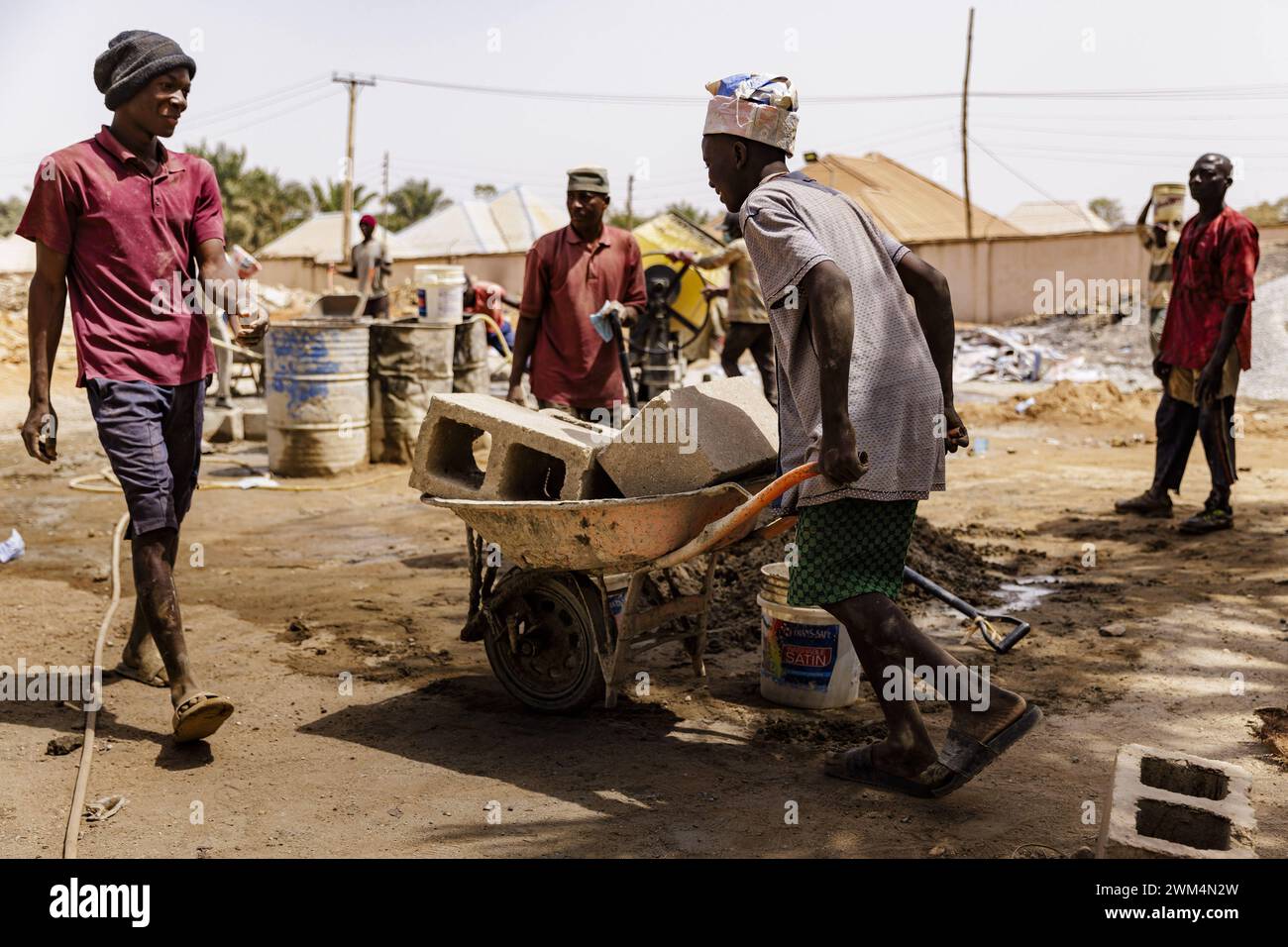 Junger Maenner arbeitet auf einer Baustelle in Nigeria, 06.02.2024. Gwantu Nigeria *** junger Mann auf einer Baustelle in Nigeria, 06 02 2024 Stockfoto