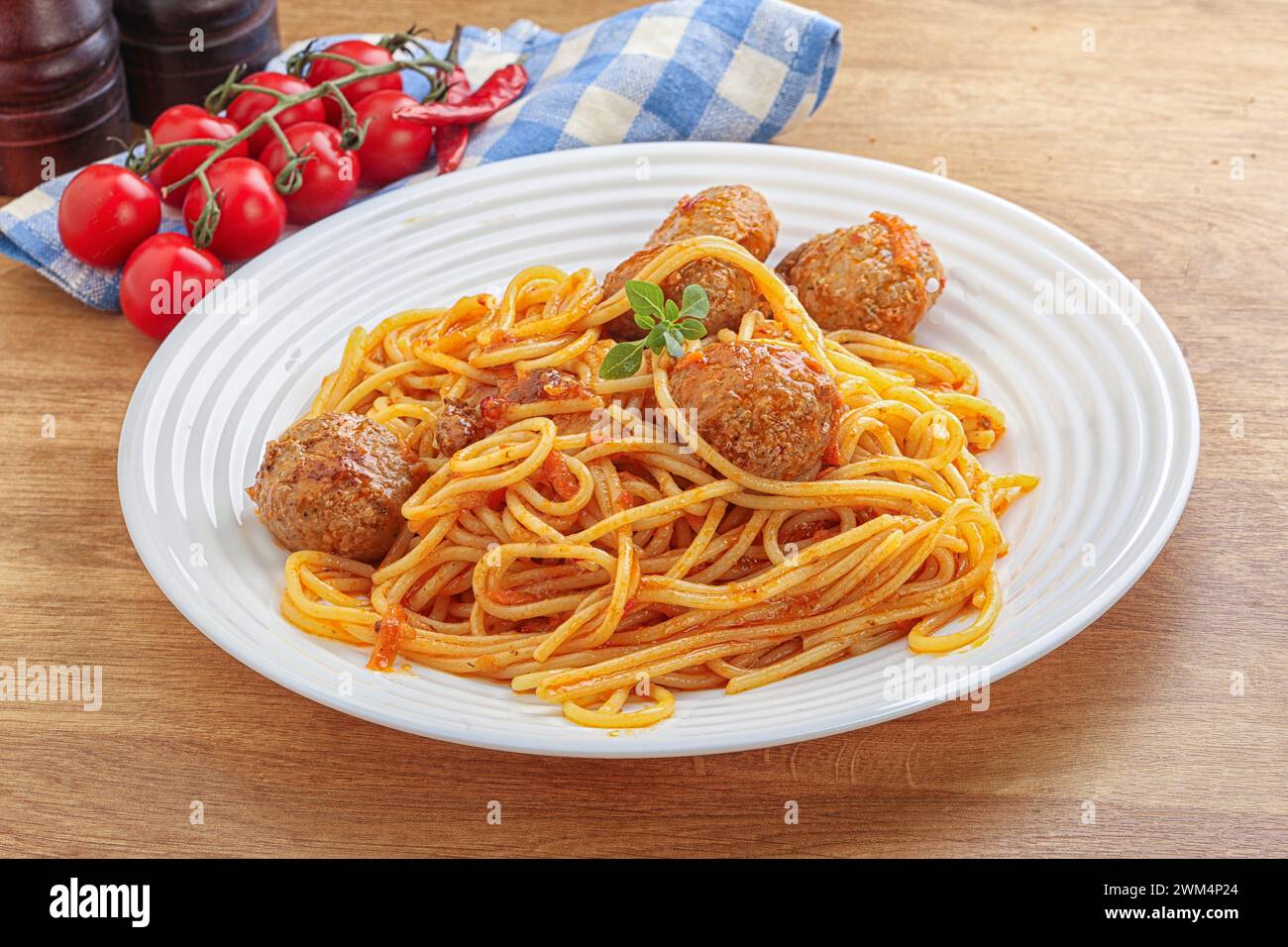 Italienische Spaghetti mit Fleischbällchen in Tomatensauce Stockfoto
