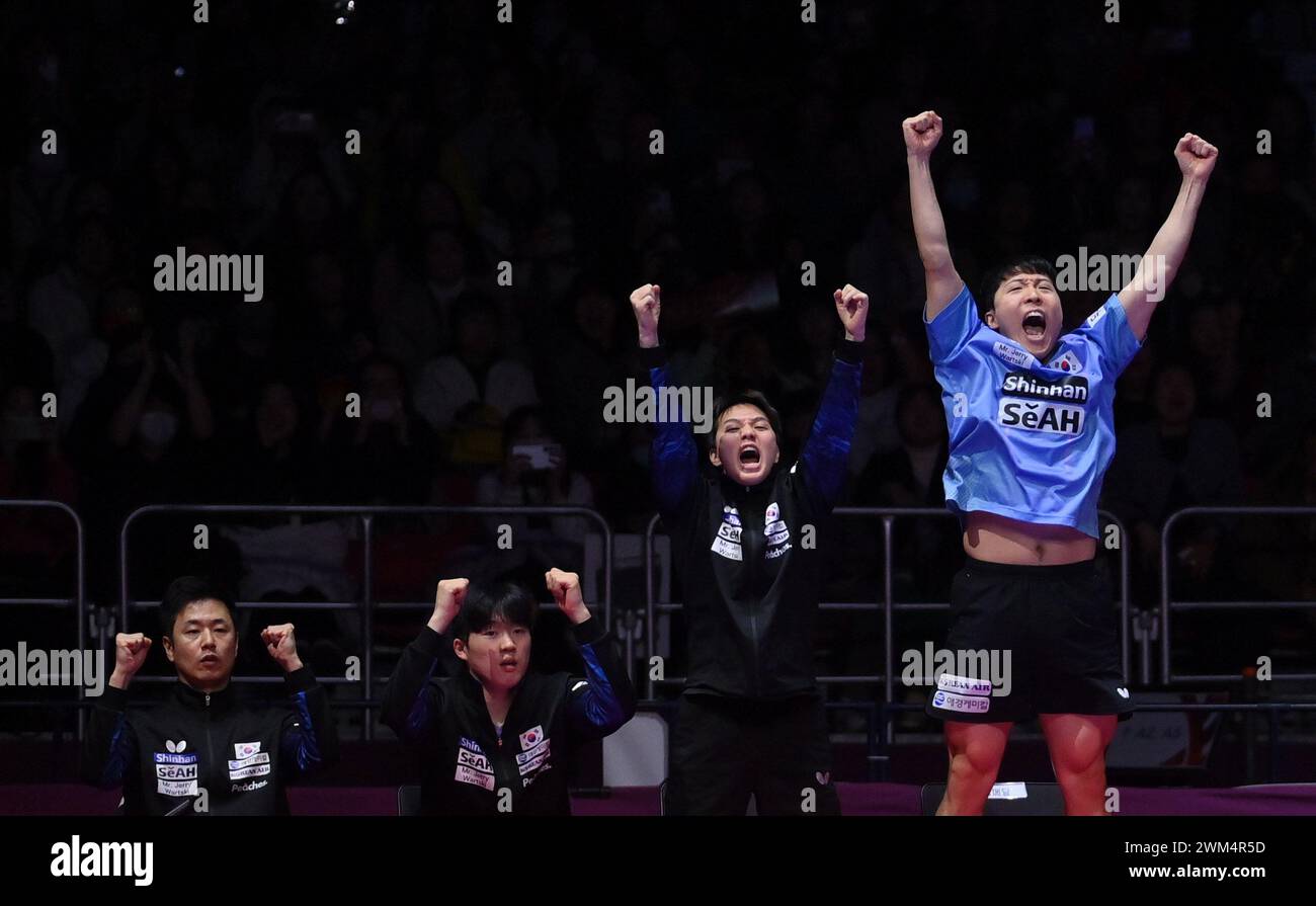 Busan, Südkorea. Februar 2024. Südkoreanische Spieler feiern im Halbfinale der Männer zwischen China und Südkorea beim Finale der ITTF World Team Table Tennis Championships Busan 2024 in Busan, Südkorea, 24. Februar 2024. Quelle: Tao Xiyi/Xinhua/Alamy Live News Stockfoto