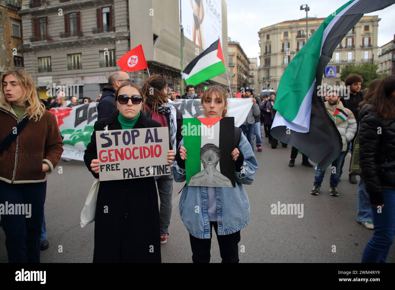 23. Februar 2024, Neapel, Kampanien/Neapel, Italien: Demonstration organisiert von rete Napoli per la Palestina, Centro Culturale Handala Ali, Studentenwerk für Palästina, um den Völkermord am palästinensischen Volk durch Israel nach den Angriffen der Hamas vom 7. Oktober 2023 auf israelischem Gebiet zu stoppen. Seit Beginn der Offensive, die Israel in Palästina operiert, sind mehr als 4 Monate vergangen, und bis heute wurden mehr als 30.000 Palästinenser getötet, Israel hat nichts und niemanden verschont: Frauen, Kinder, Beschäftigte im Gesundheitswesen, Journalisten. (Bild: © Pasquale Senatore/Pacific Stockfoto