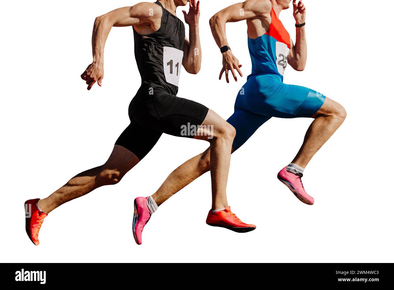 Zwei männliche Athleten sprinten im Stadion, Muskeln gespannt, hart im Wettkampf, isoliert auf weißem Hintergrund Stockfoto