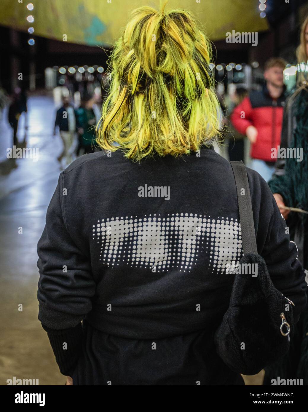 Eine Frau mit gelbem Haar im Tate Modern in London. Stockfoto