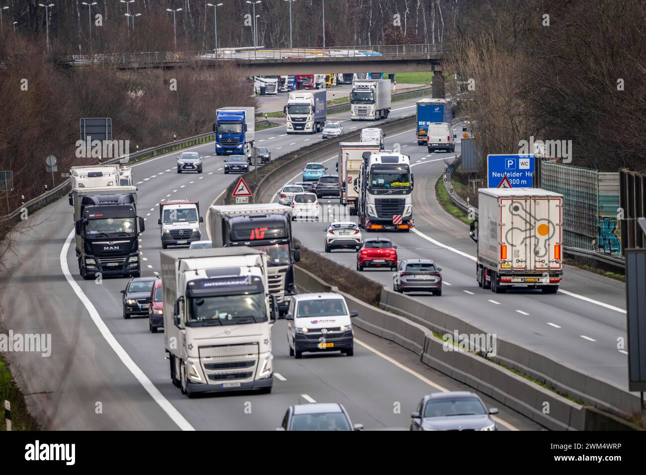Starker Verkehr, hauptsächlich Lkw, auf der Autobahn A40 bei Rheurdt, bei der Raststätte Neufelder Heide, wenige Kilometer vor der Grenze zu den Niederlanden Stockfoto