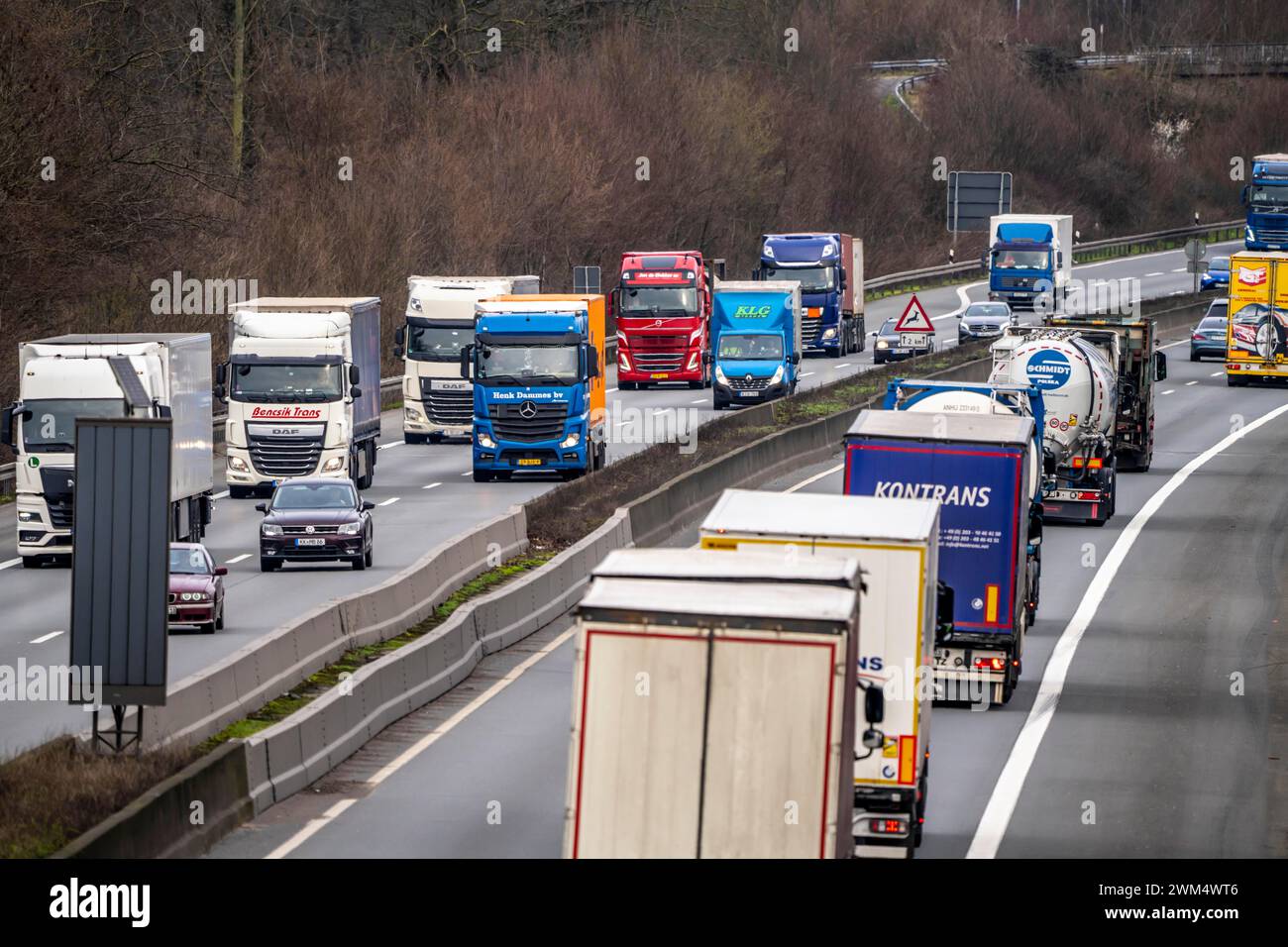 Starker Verkehr, hauptsächlich Lkw, auf der Autobahn A40 bei Rheurdt, bei der Raststätte Neufelder Heide, wenige Kilometer vor der Grenze zu den Niederlanden Stockfoto