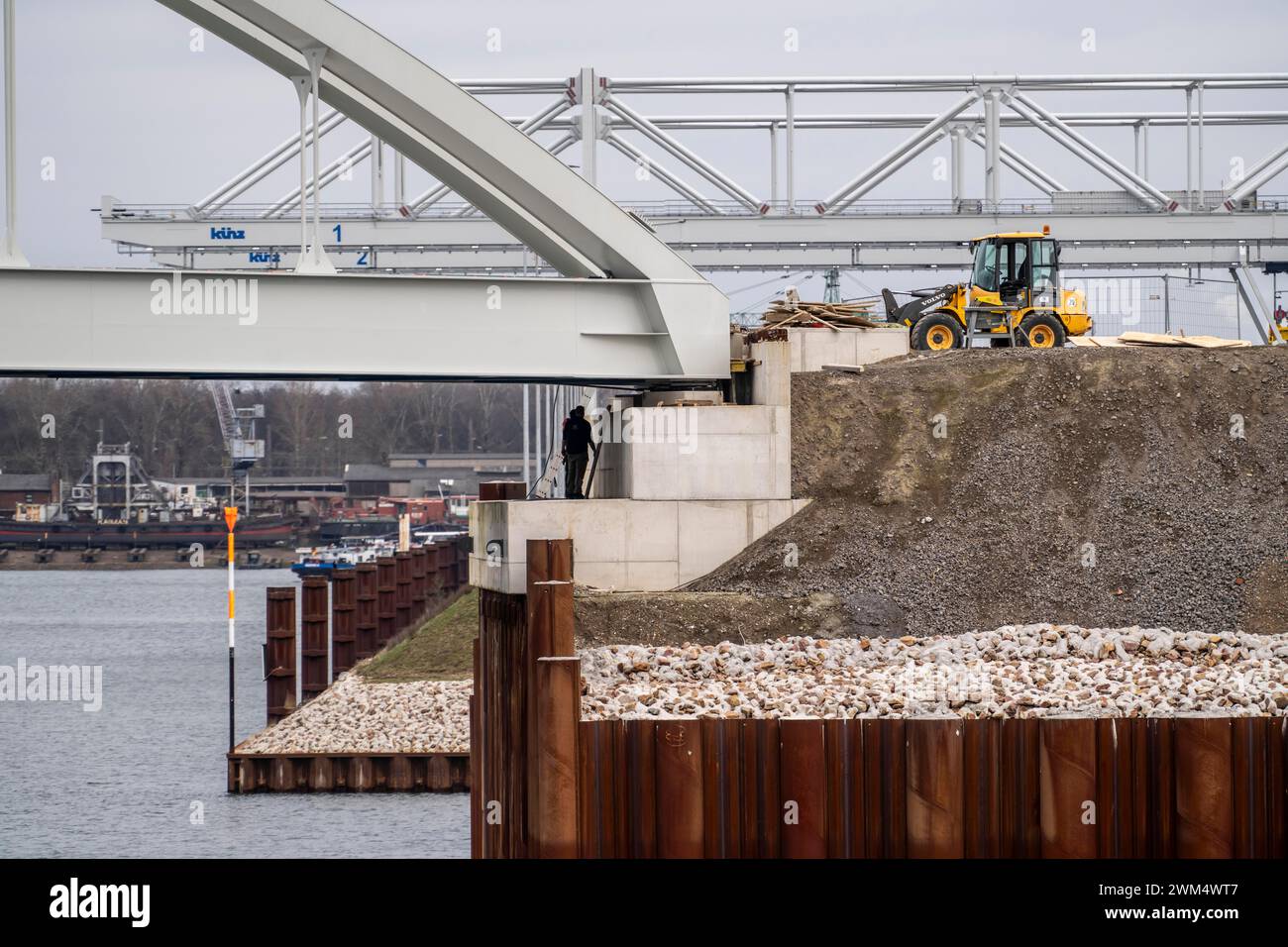 Das Duisburger Gateway Terminal, neuer, trimodaler Umschlagplatz für Container im Duisport, im Binnenhafen Duisburg-Ruhrort, befindet sich im Bau Stockfoto