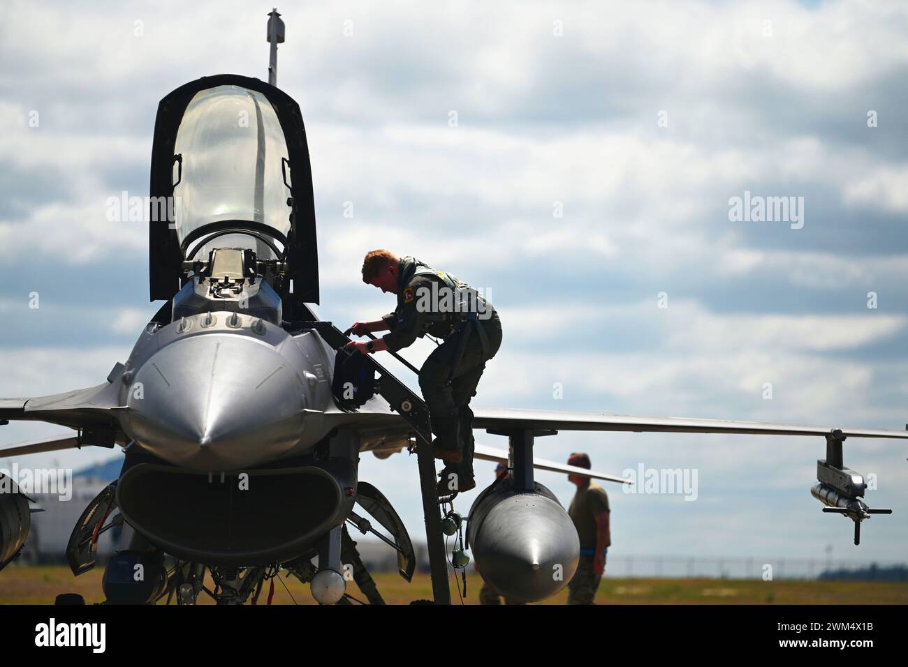 Savannah, Georgia USA - 12. Mai 2022: Ein Pilot der US-Armee steigt von einem F16-Jäger auf der Landebahn ab Stockfoto