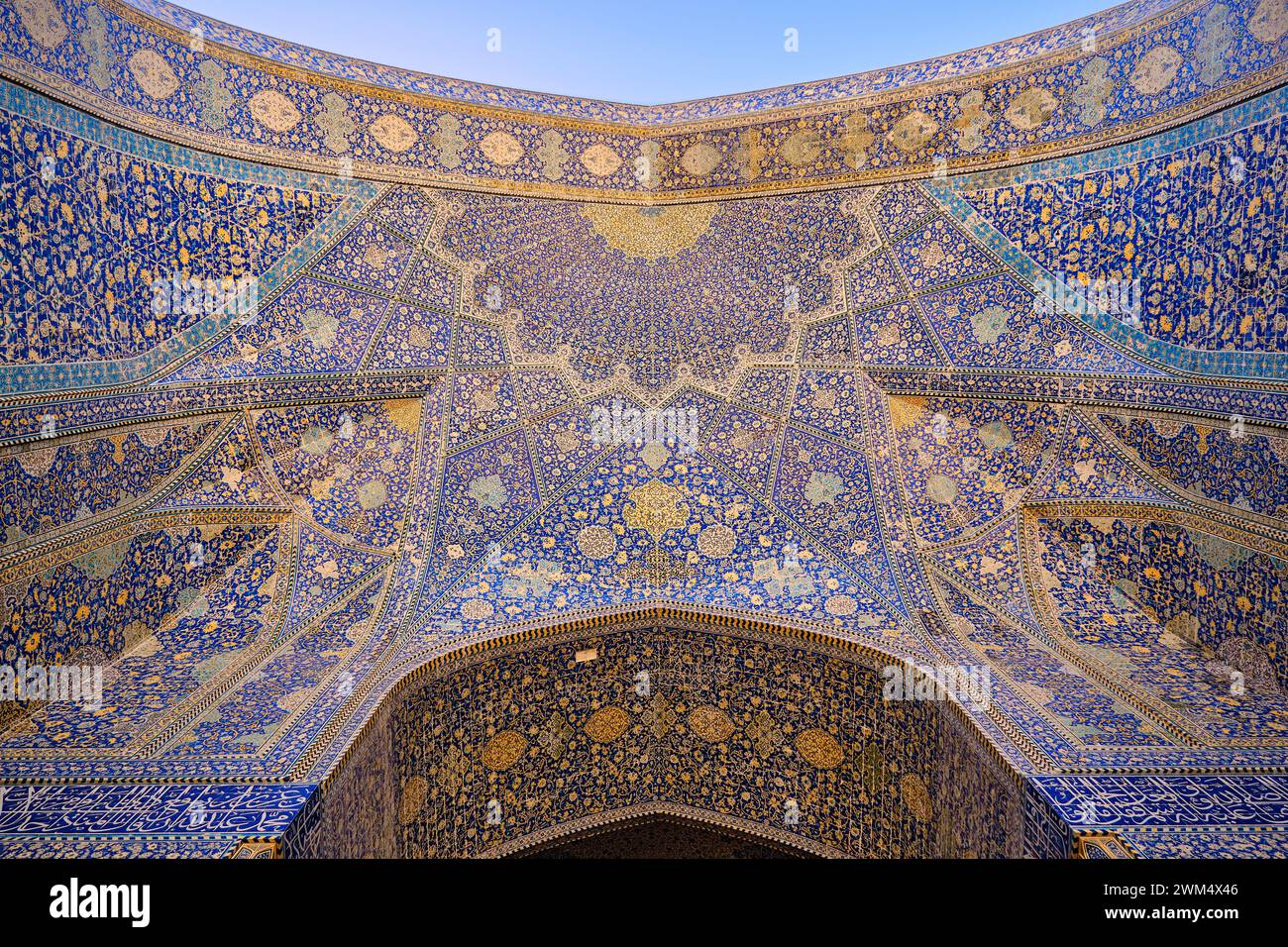 Isfahan, Iran, 06.30.2023: Schah-Moschee von Isfahan. Tolle Fliesen- und Mosaikdetails. Stockfoto