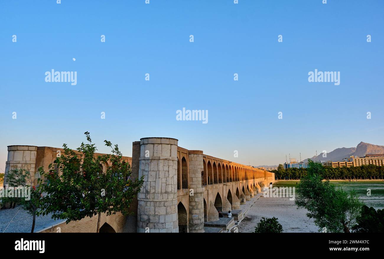 Isfahan, Iran, 30.06.2023: SI-o-se-pol-Brücke, Name der Allahverdi Khan-Brücke Stockfoto