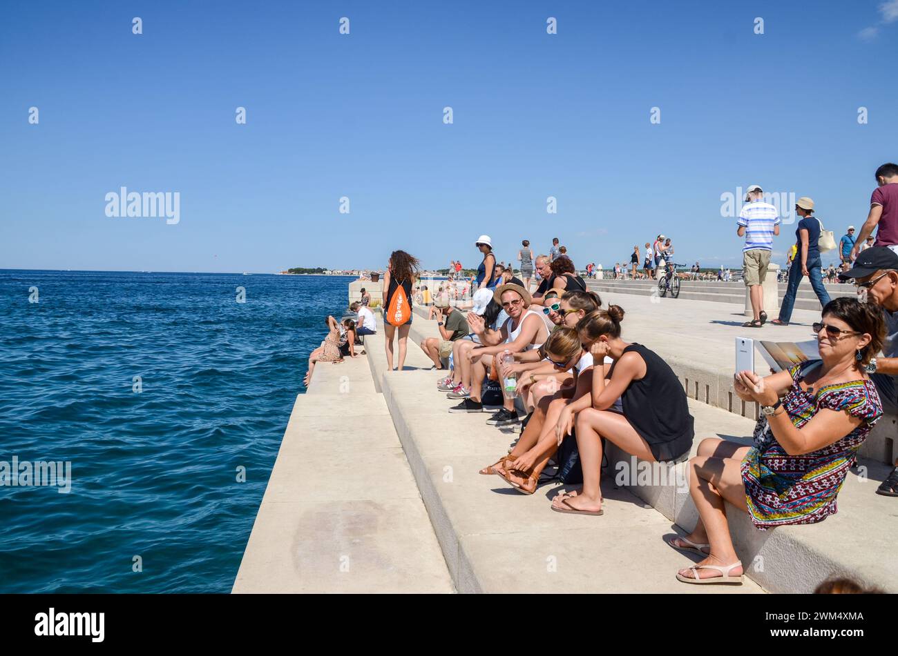 Gruppe von Touristen am Meer. Leute im Urlaub. Stockfoto