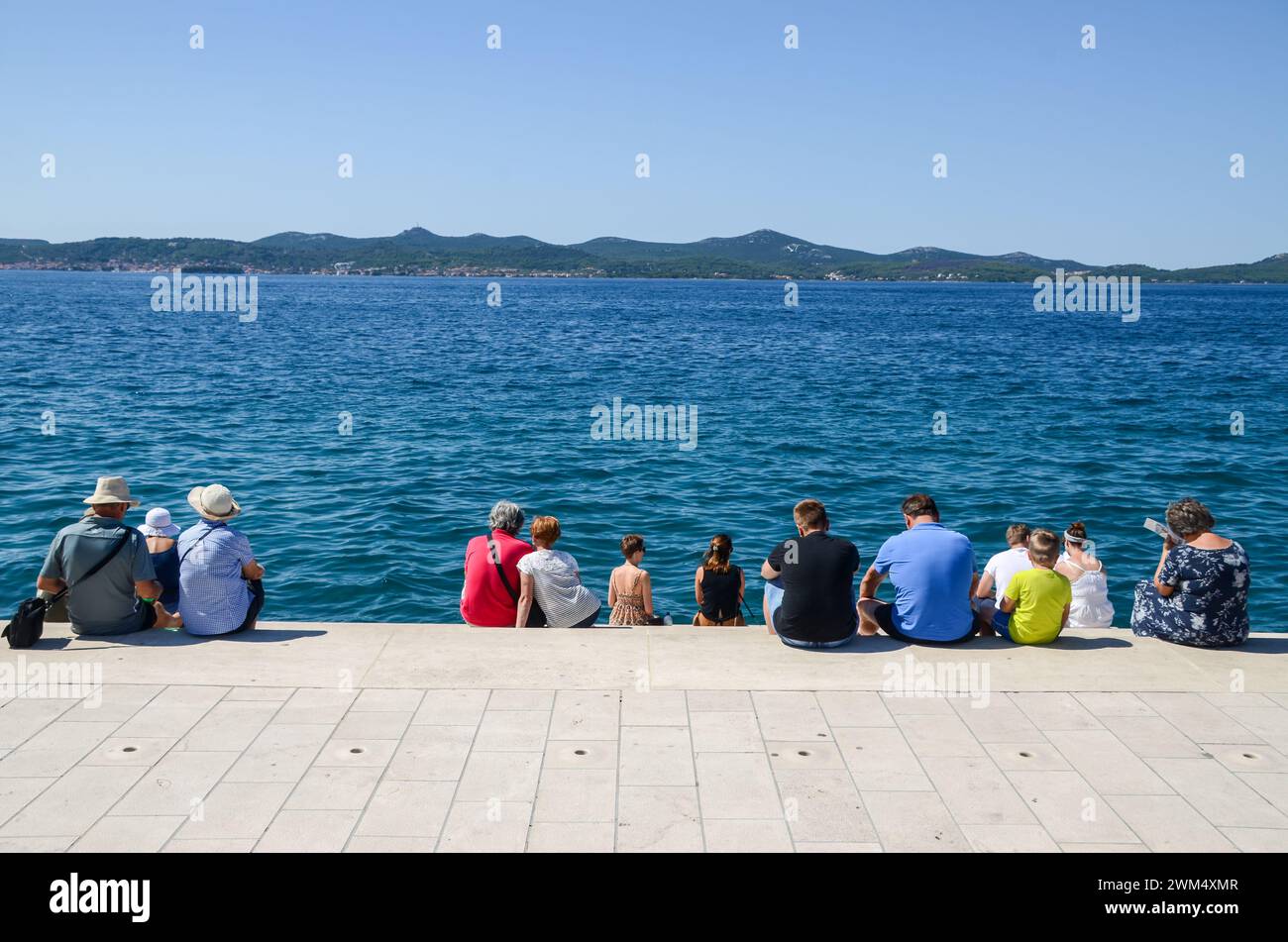 Gruppe von Touristen am Meer. Leute im Urlaub. Stockfoto