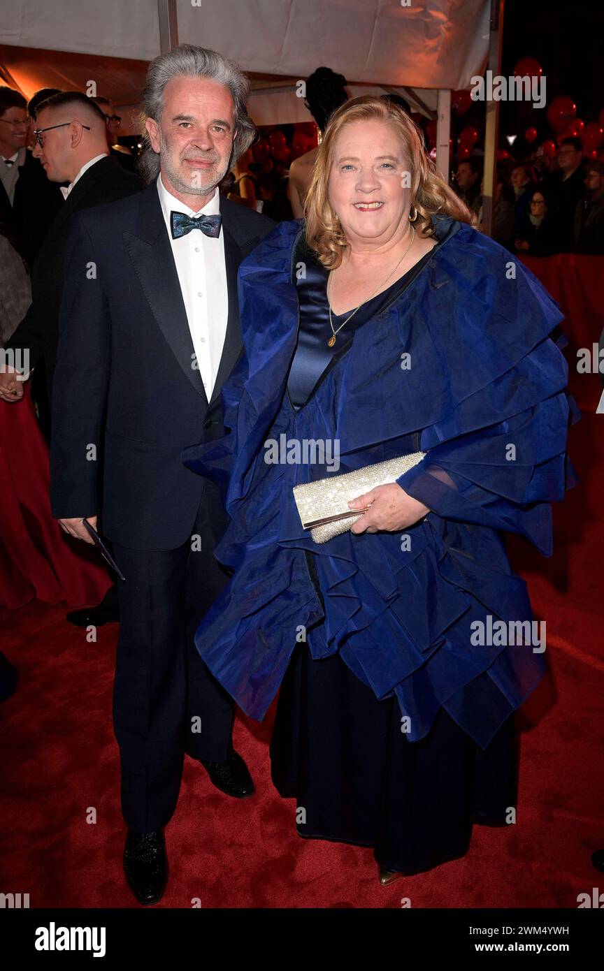 Kathy Kelly mit Begleitung beim 16. SemperOpernball 2024 in der Semper