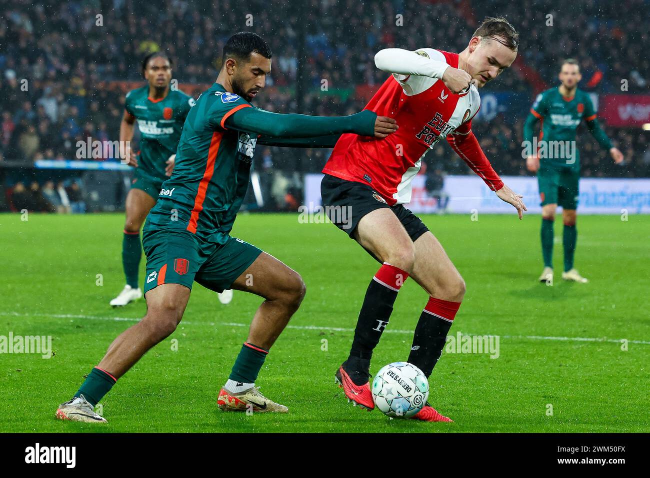 ROTTERDAM, NIEDERLANDE - 18. FEBRUAR: Yassin Oukili (RKC Waalwijk) und Thomas Beelen (Feyenoord Rotterdam) während des Eredivisie-Spiels gegen den SC Feyenoord Stockfoto