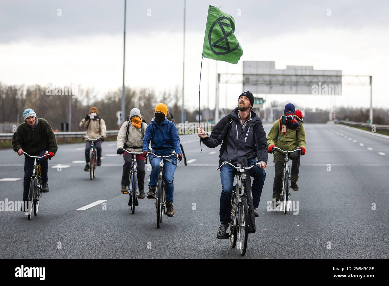 AMSTERDAM: Demonstranten der Extinction Rebellion auf Fahrrädern während einer Blockade der Autobahn A10 in der Nähe des ehemaligen Hauptsitzes der ING auf der Zuidas. Sie fordern von der Bank, alle Finanzierungen und Dienstleistungen für die fossile Industrie einzustellen. ANP SEM VAN DER WAL niederlande aus - belgien aus Stockfoto